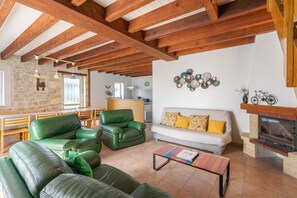 TV, ping pong - Charming House 'Grands Gites 16 Personnes' with Private Terrace, Garden & Wi-Fi (La Gripperie-Saint-Symphorien)