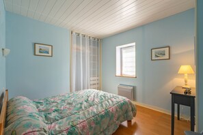 6 bedrooms, iron/ironing board, free WiFi, bed sheets