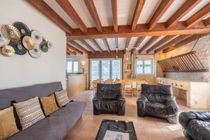 TV, ping pong - Charming House 'Grands Gites 16 Personnes' with Private Terrace, Garden & Wi-Fi (La Gripperie-Saint-Symphorien)