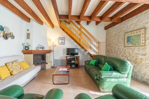 TV, ping pong - Charming House 'Grands Gites 16 Personnes' with Private Terrace, Garden & Wi-Fi (La Gripperie-Saint-Symphorien)