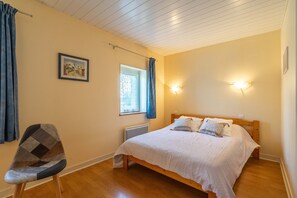 6 bedrooms, iron/ironing board, free WiFi - Charming House 'Grands Gites 16 Personnes' with Private Terrace, Garden & Wi-Fi (La Gripperie-Saint-Symphorien)