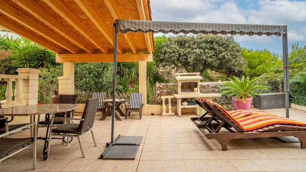 An outdoor patio with a table, chairs, a lounge area, and a pergola. - Apartment 'Le Grand Lapin Blanc' with Sea View, Private Terrace and Wi-Fi (Fleury)