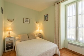 2 bedrooms, iron/ironing board, free WiFi, bed sheets