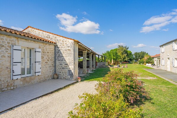 Property grounds - Cottage 'Gite Piscine Intérieure Brouage' with Private Terrace, Shared Garden and Wi-Fi (La Gripperie-Saint-Symphorien)