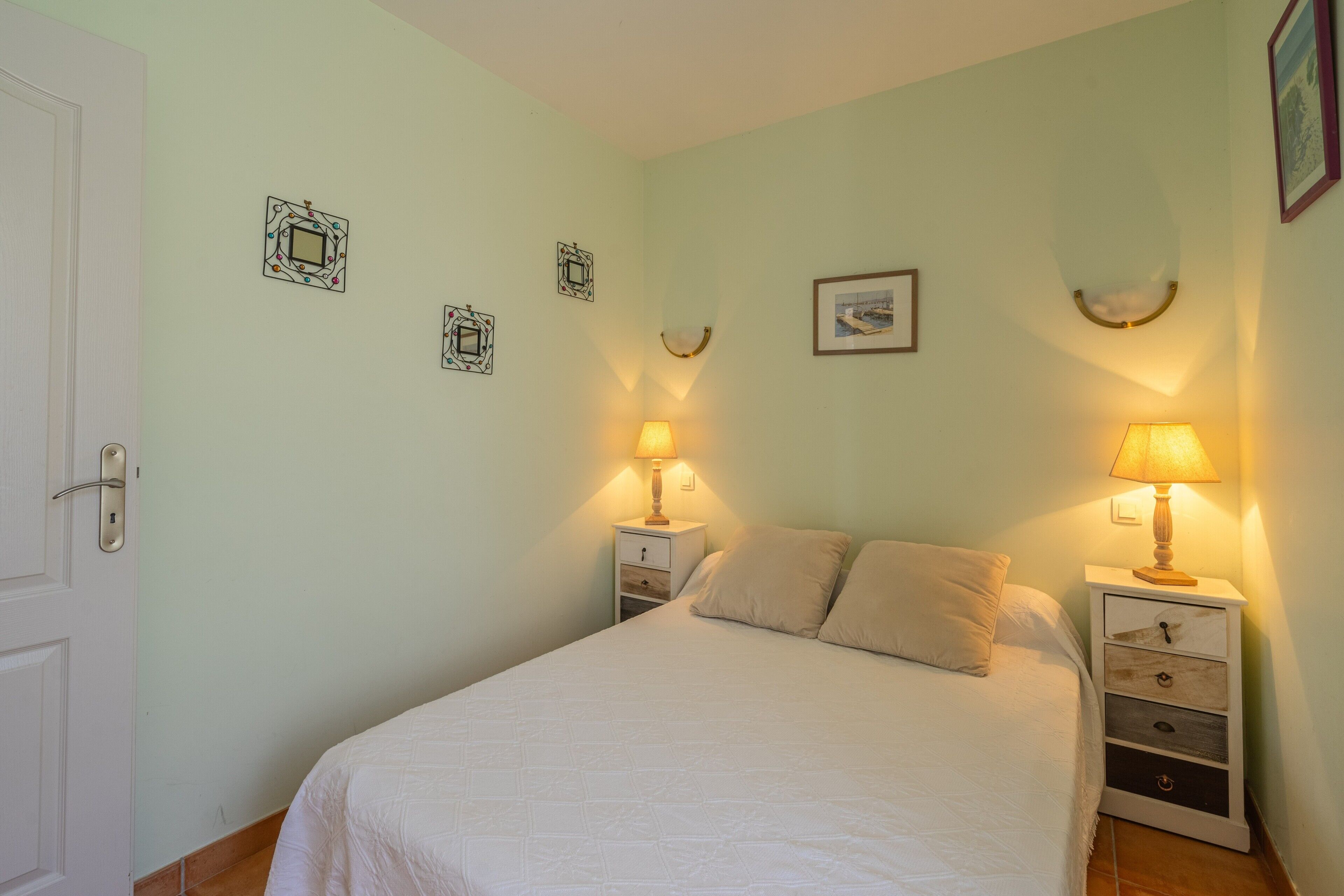 2 makuuhuonetta, silitysrauta/-lauta, ilmainen Wi-Fi