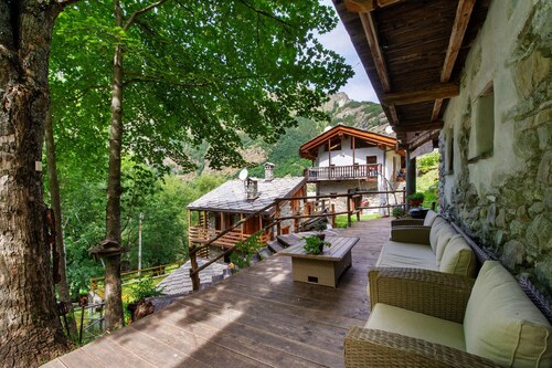 Chalet 'Le  Du Coq Rouge' with Mountain View, Private Garden and Wi-Fi