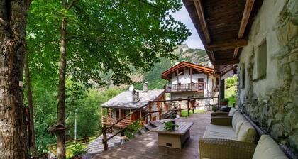 Chalet 'Le Du Coq Rouge' with Mountain View, Private Garden and Wi-Fi