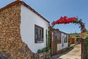 Exterior - 'La Florida' with Sea View, Private Terrace and Wi-Fi (Icod de los Vinos)