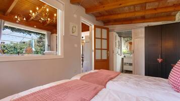 2 slaapkamers, een strijkplank/strijkijzer, gratis wifi, beddengoed