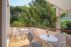 Outdoor dining - Bed and Breakfast 'Deluxe Suites' with Mountain View, Wi-Fi and Air Conditioning (Piano di Sorrento)