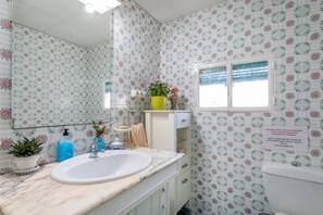 Regadera, secadora de cabello, toallas 