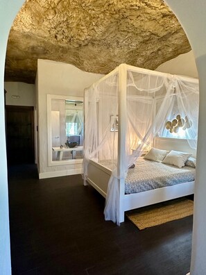 1 bedroom, iron/ironing board, free WiFi, bed sheets - 'Cave 1' Room with Mountain Views, Private Pool and Wi-Fi (Setenil de las Bodegas)