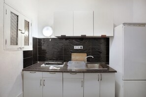 Kühlschrank, Mikrowelle, Herdplatte, Wasserkocher mit Kaffee-/Teezubehör