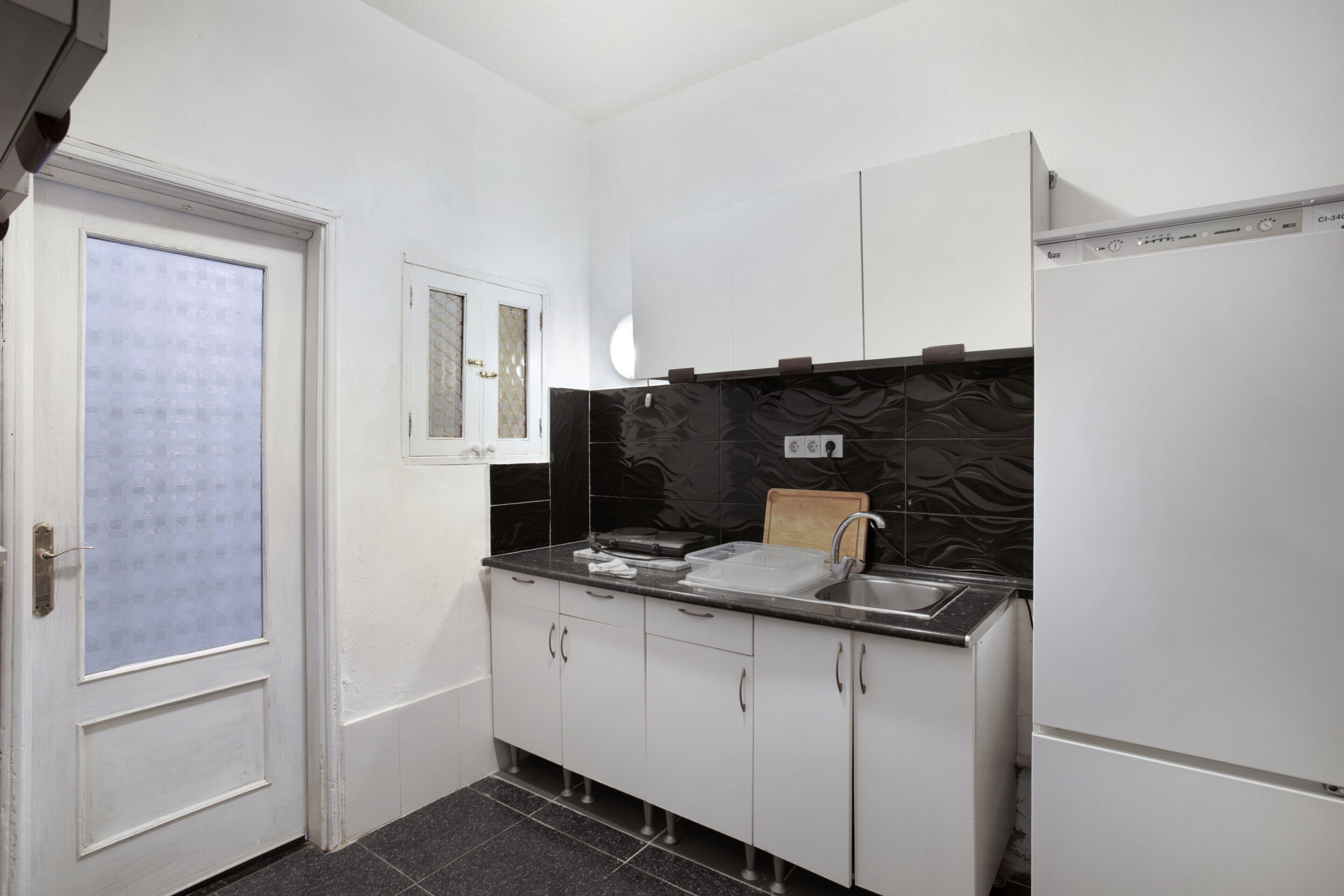 Een koelkast, een magnetron, een kookplaat