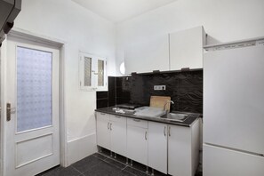 Kylskåp, mikrovågsugn, spishäll och kaffe- och tebryggare