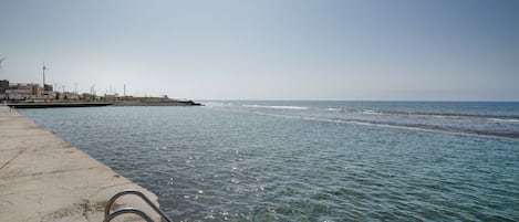 靠近海滩