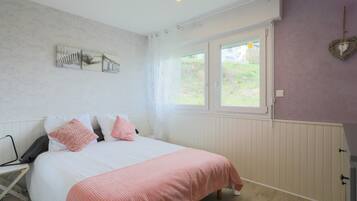 1 slaapkamer, een strijkplank/strijkijzer, gratis wifi, beddengoed