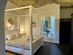 1 bedroom, iron/ironing board, free WiFi, bed sheets - Room 'Cave 2' with Mountain Views, Private Pool and Wi-Fi (Setenil de las Bodegas)