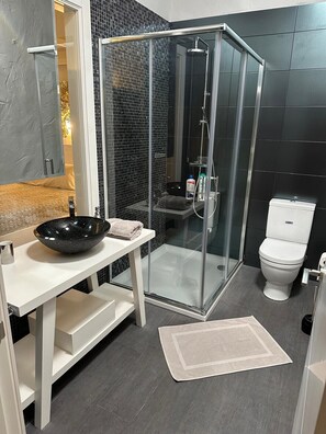 Douche, sèche-cheveux, serviettes fournies