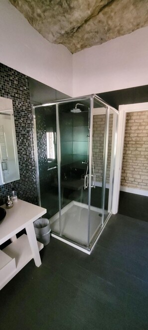 Ducha, secador de pelo, toallas