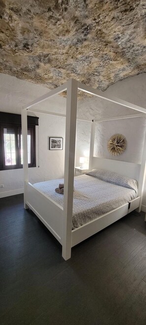 1 habitación, tabla de planchar con plancha, wifi gratis y ropa de cama 