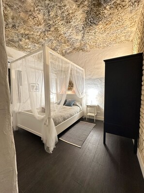 1 habitación, tabla de planchar con plancha, wifi gratis y ropa de cama