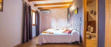 6 dormitorios, tabla de planchar con plancha, wifi gratis y ropa de cama