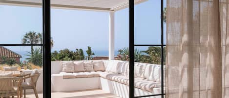 Televisión y chimenea