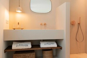 Dusche, Haartrockner, Handtücher