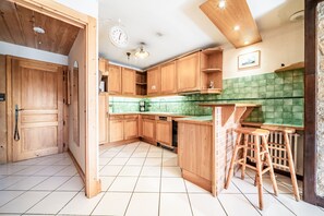 Fridge, microwave, oven, stovetop - Apartment 'Les Dents Du Midi-Echo De La Corne' with Private Terrace, Private Garden and Wi-Fi (La Chapelle-d'Abondance)
