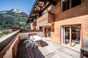 Outdoor dining - Apartment 'Les Dents Du Midi-Echo De La Corne' with Private Terrace, Private Garden and Wi-Fi (La Chapelle-d'Abondance)