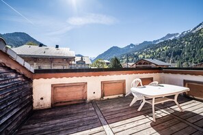 Outdoor dining - Apartment 'Les Dents Du Midi-Echo De La Corne' with Private Terrace, Private Garden and Wi-Fi (La Chapelle-d'Abondance)