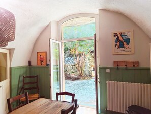 Dining - Holiday Home 'La Maison De Thomas' with Private Pool, Private Garden and Wi-Fi (Arpaillargues-et-Aureillac)