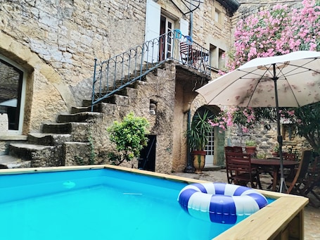 Restauration extérieure. Maison de vacances 'La Maison De Thomas' avec piscine privée, jardin privé et Wi-Fi