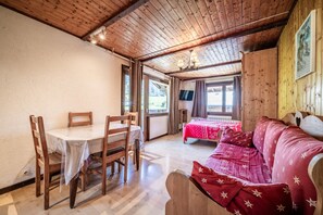 Dining - Apartment 'Les Cornettes De Bise' with Mountain View and Balcony (La Chapelle-d'Abondance)