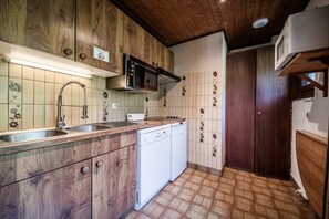 Fridge, microwave, oven, stovetop - Apartment 'Les Cornettes De Bise' with Mountain View and Balcony (La Chapelle-d'Abondance)