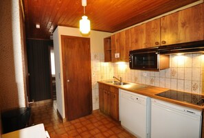 Fridge, microwave, oven, stovetop - Apartment 'Le Mont De Grange' with Mountain View and Balcony (La Chapelle-d'Abondance)