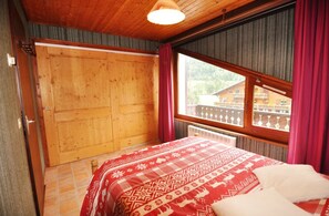 1 habitación y tabla de planchar con plancha 