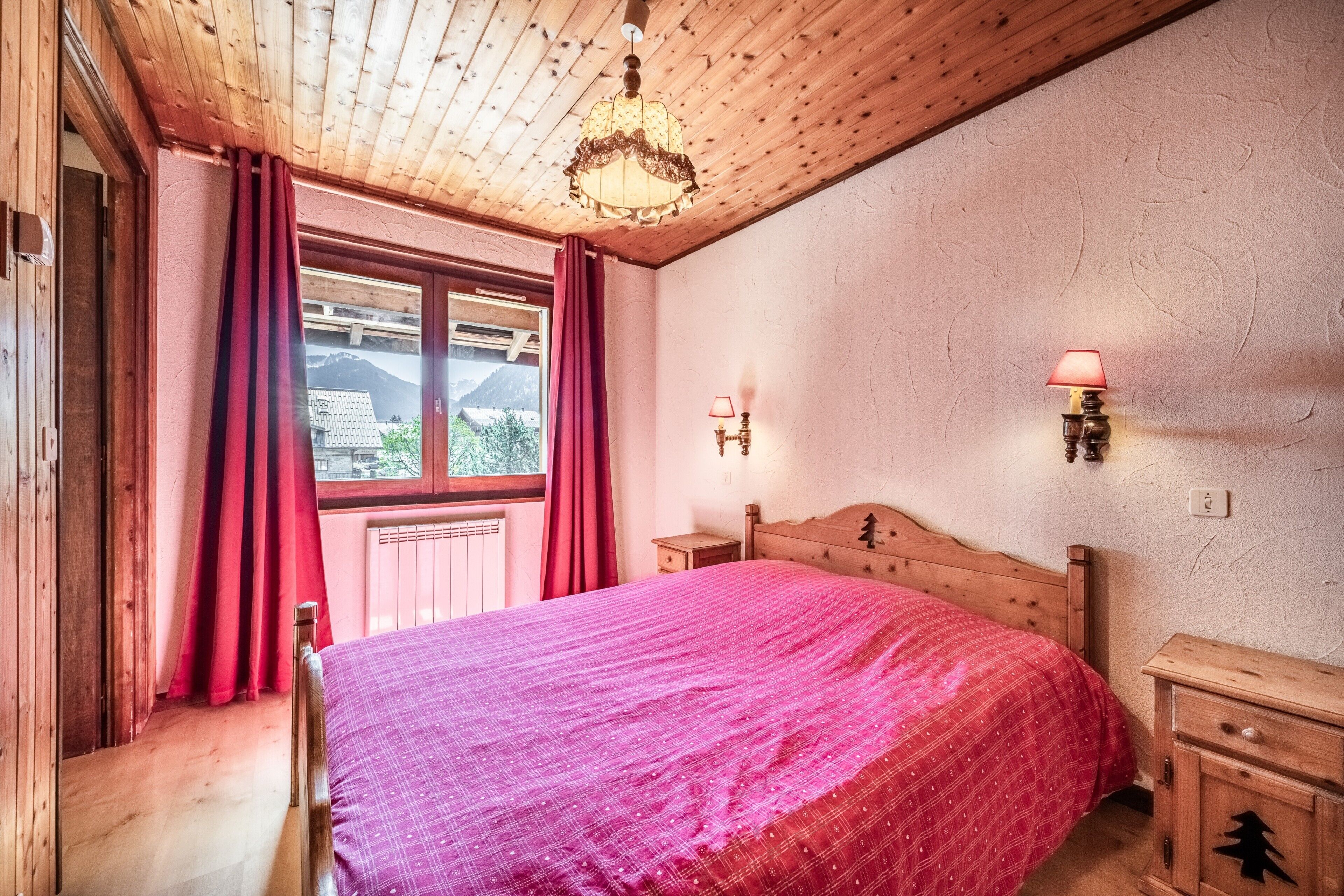 1 habitación y tabla de planchar con plancha 