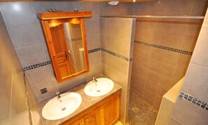 Shower - Apartment 'Le Mont Chauffé' with Mountain View and Balcony (La Chapelle-d'Abondance)
