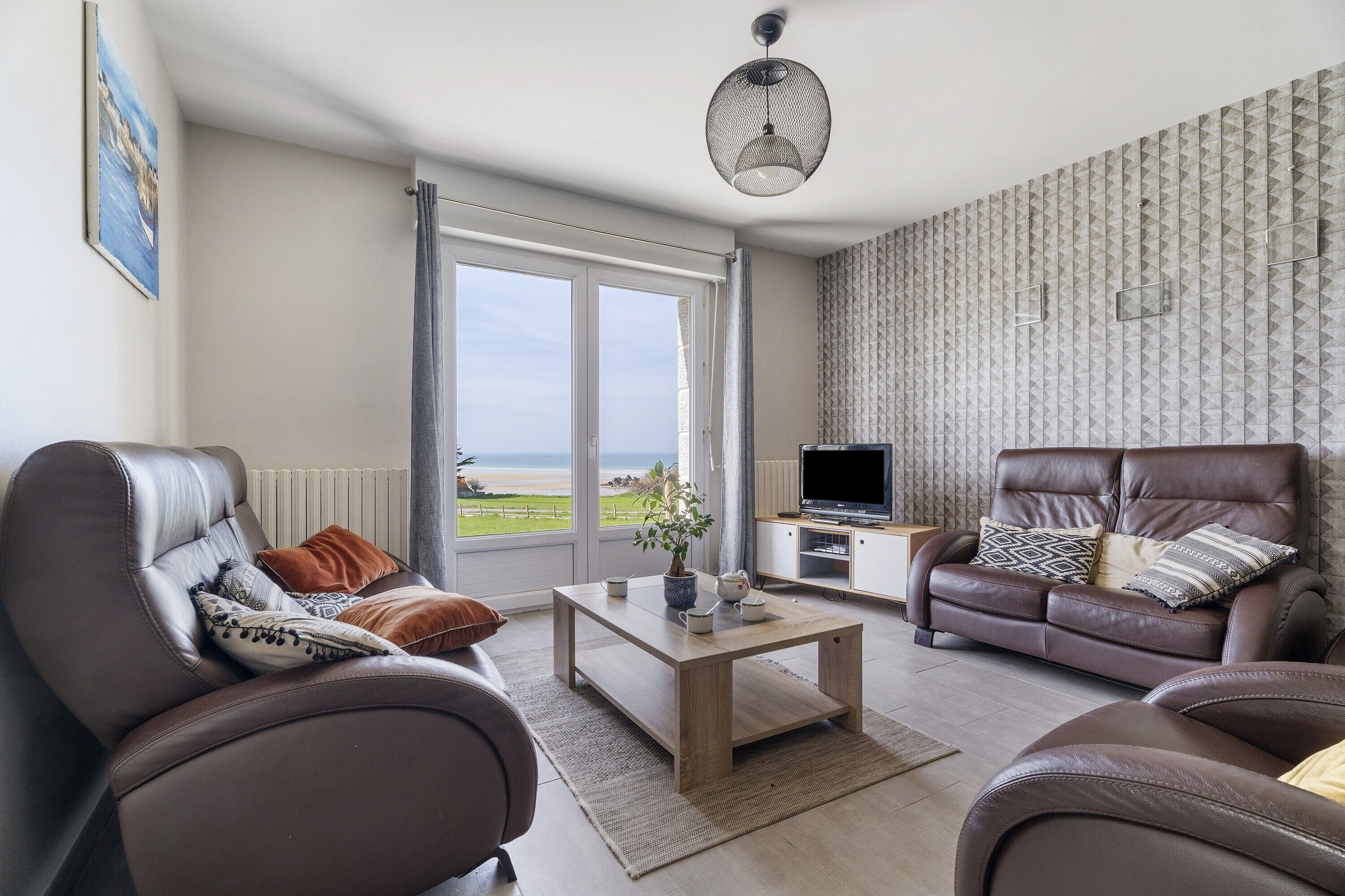 TV, fireplace, ping pong