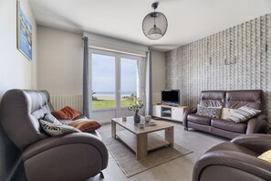 Televisie, een open haard en een tafeltennistafel