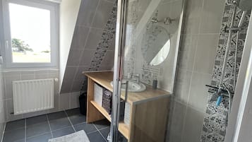 Douche, serviettes fournies