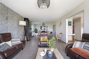 Televisio, takka, pöytätennispöytä