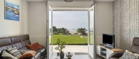 Fernseher, Kamin, Tischtennisplatte