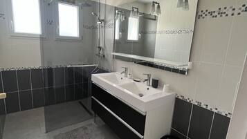 Douche, serviettes fournies