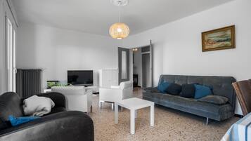 TV, tavolo da ping pong