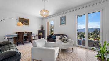 TV, tavolo da ping pong