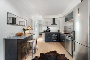 Réfrigérateur, micro-ondes, four, plaque de cuisson