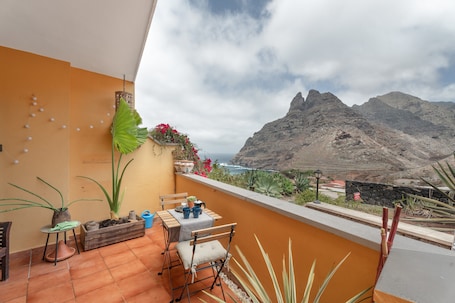 Restauration extérieure. Maison de vacances 'La Casa De Los Viajeros' avec vue mer, terrasse privée et Wi-Fi